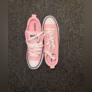 ✨NEW✨Pink Converse